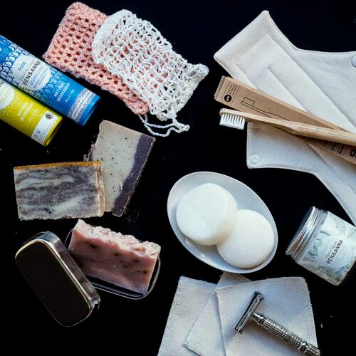 Jabones sólidos, telas, compresas, máquina de afeitar, etc. sobre fondo negro